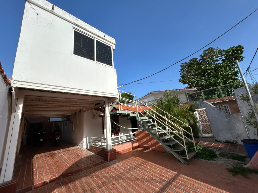 LOS ROBLES (18)