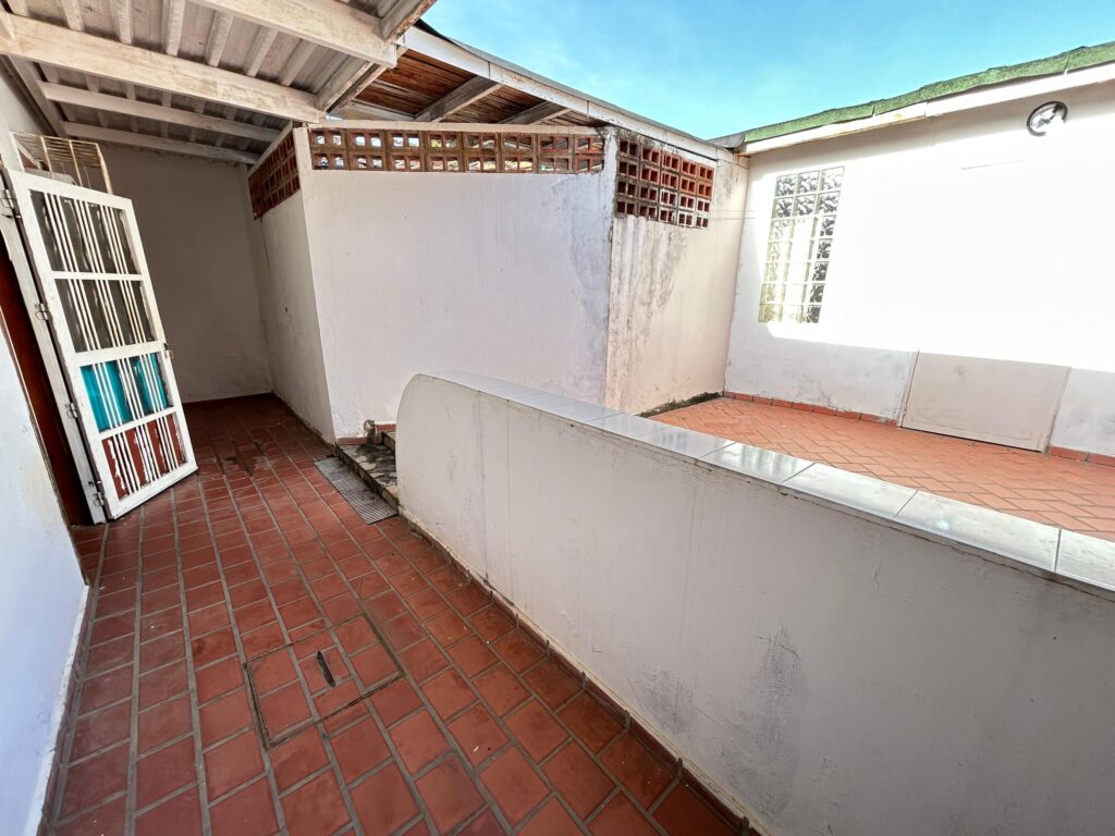 LOS ROBLES (22)